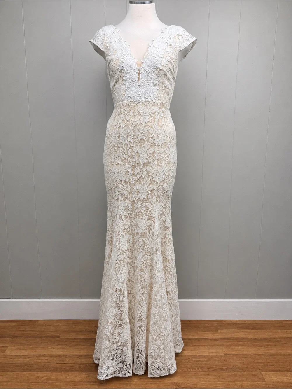 Lulus NWT Ivory Lace Mermaid Wedding Gown XXS Deep V Bridal Dress